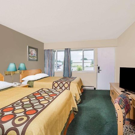 Super 8 By Wyndham Quesnel Bc Hotel Bagian luar foto