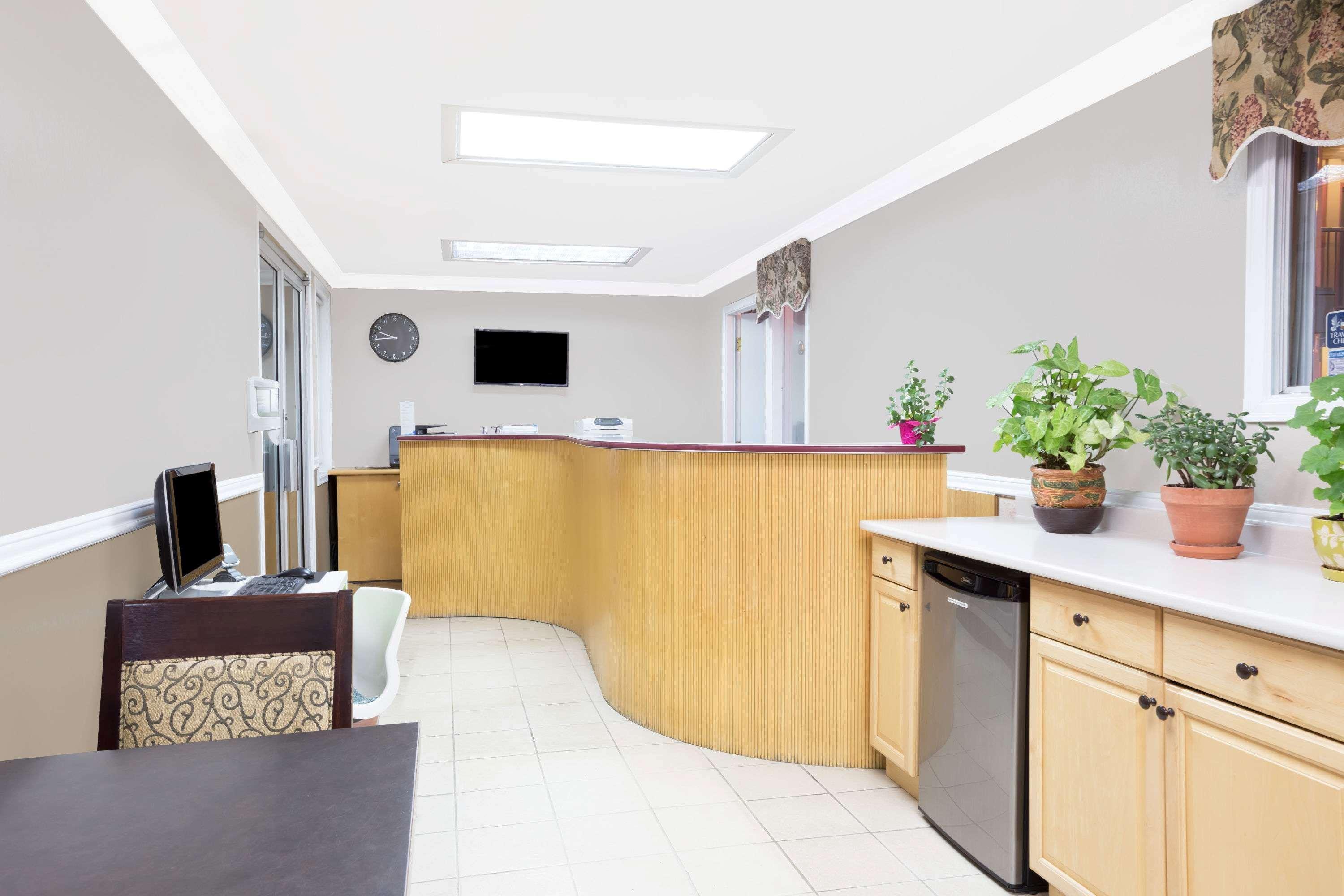 Super 8 By Wyndham Quesnel Bc Hotel Bagian luar foto