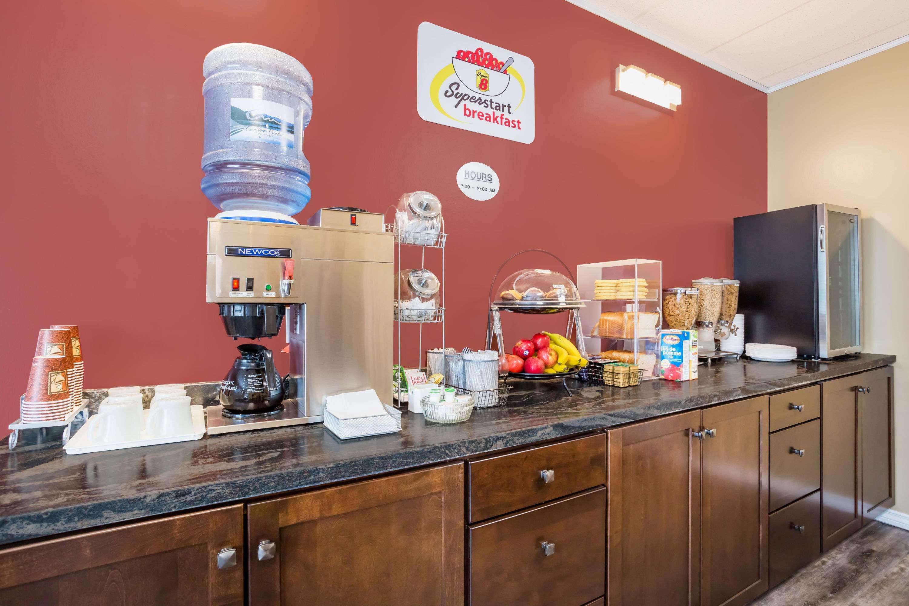 Super 8 By Wyndham Quesnel Bc Hotel Bagian luar foto