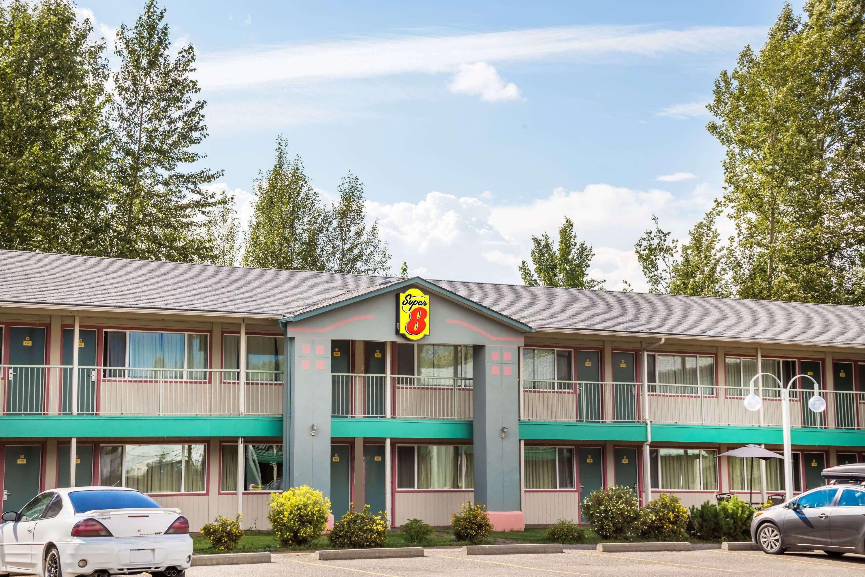 Super 8 By Wyndham Quesnel Bc Hotel Bagian luar foto