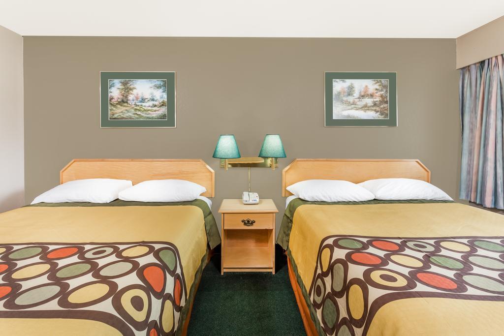 Super 8 By Wyndham Quesnel Bc Hotel Bagian luar foto