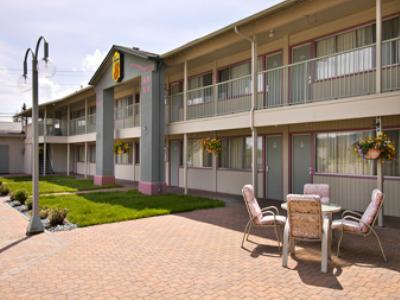 Super 8 By Wyndham Quesnel Bc Hotel Bagian luar foto